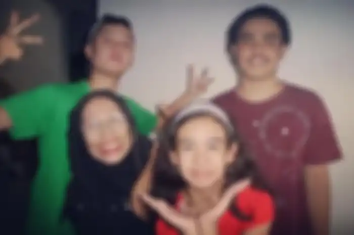 Omas Wati memiliki anak yang bernama Dio Ambiya.