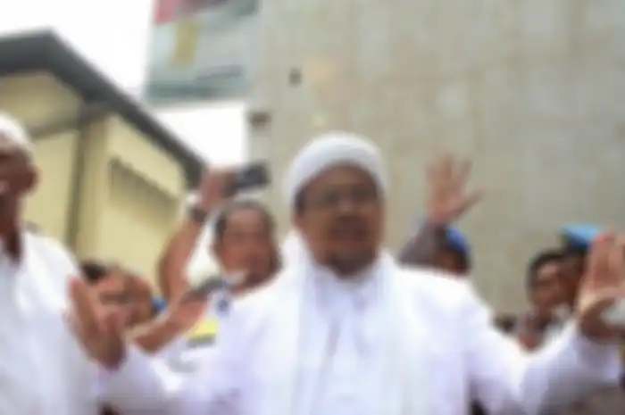 Imam Besar FPI Habib Rizieq Shihab saat tiba untuk menjalani pemeriksaan di Polda Metro Jaya, Jakarta, Rabu (1/2/2017).