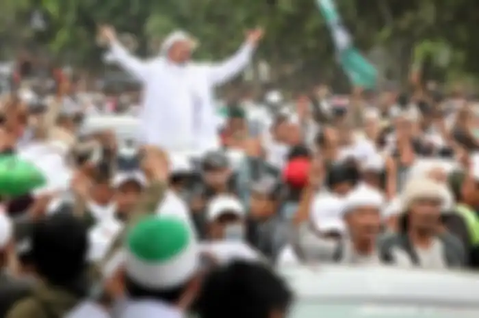 Imam Besar Front Pembela Islam (FPI), Habib Rizieq menyapa ribuan anggota FPI diiringi salawat seusai menjalani pemeriksaan di Mapolda Jabar terkait dugaan penghinaan Pancasila Kamis (12/1/2017). 