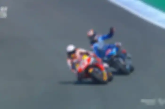Memanas, pembalap tim Repsol Honda, Marc Marquez membuat jengkel pembalap Suzuki Ecstar, Alex Rins yang membuat gagal melangkah ke Q2.