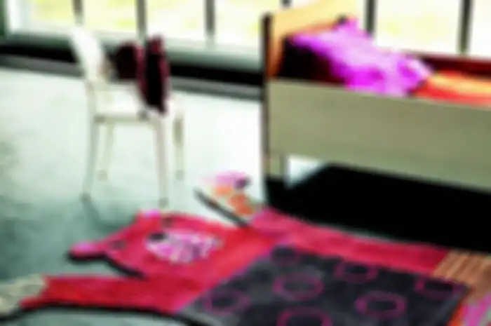 Adaptasi tokoh kartun ke dalam corak dan bentuk karpet, cocok di kamar anak. 