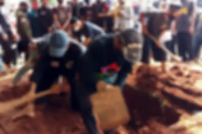 Keluarga dan kerabat menghadiri pemakaman editor video Metro TV Yodi Prabowo di Ciputat Timut, Tangsel, Banten, Sabtu (11/7/2020). Yodi ditemukan tewas di pinggir Jalan Tol Ulujami, Jakarta Selatan, pada Jumat (10/7/2020).