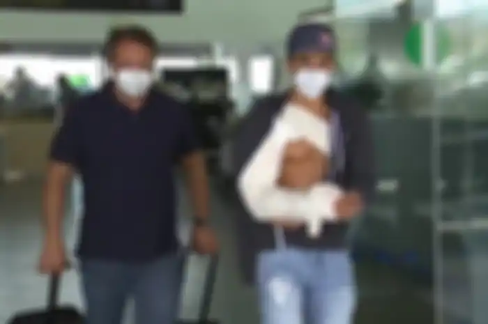 Marc Marquez bersama manajernya Emilio Alzamora tiba di bandara Barcelona menuju rumah sakit Universitas Dexeus Barcelona menjalani operasi tangan kanan atasnya
