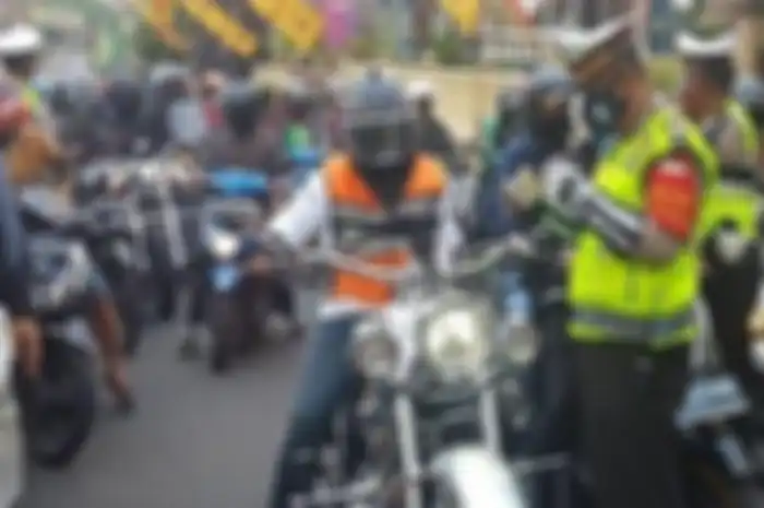 Razia polisi memeriksa motor Harley-Davidson dalam Operasi Simpatik 2020