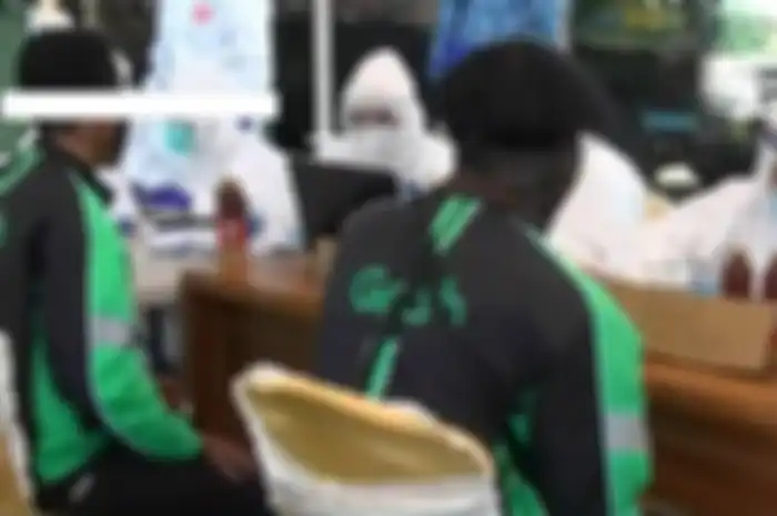 Para driver ojek online sedang melakukan swab test