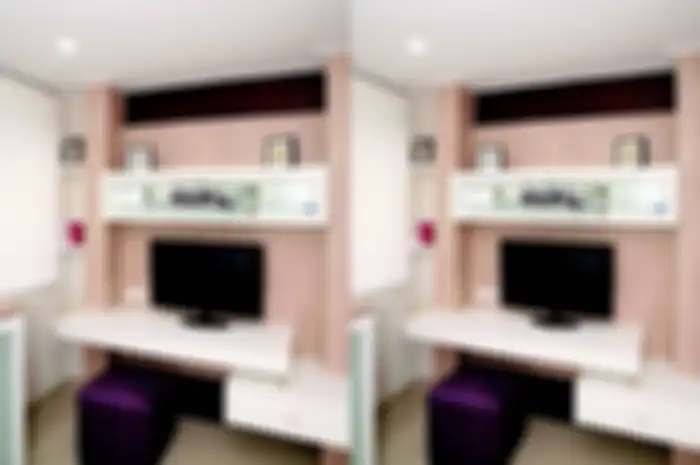 Panel TV di kamar yang myltifungsi meja kerja dan tempat pajang.