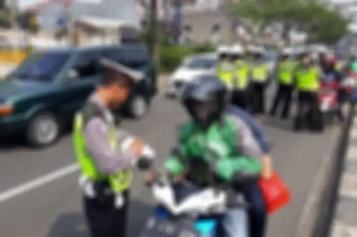 Ilustrasi razia. Bikin penasaran, razia polisi tetap tilang pemotor tapi ada hadiahnya.