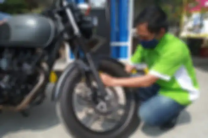 ILUSTRASI. Motoran sambil ngabuburit tunggu buka puasa, apakah tekanan nitrogen di ban motor musti dicek rutin?