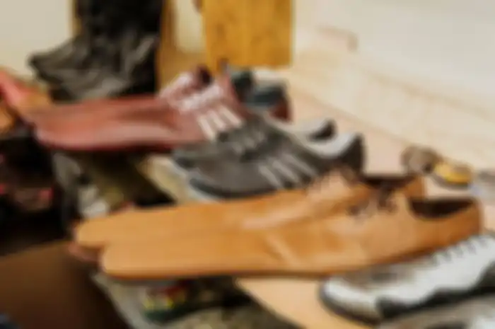 Sepatu dengan ukuran nggak wajar hasil buatan Grigore Lup.