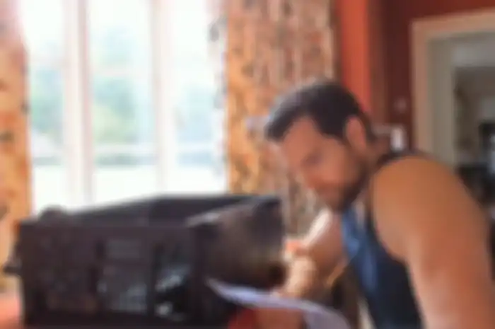 Henry Cavill serius baca buku panduan untuk merakit PC Gaming