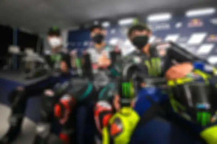 Fabio Quartararo (tengah) mengungkapkan mimpinya kesampaian bisa naik podium bareng idolanya, Valentino Rossi (kanan). Fabio Quartararo idolakan Valentino Rossi sejak masih kanak-kanak