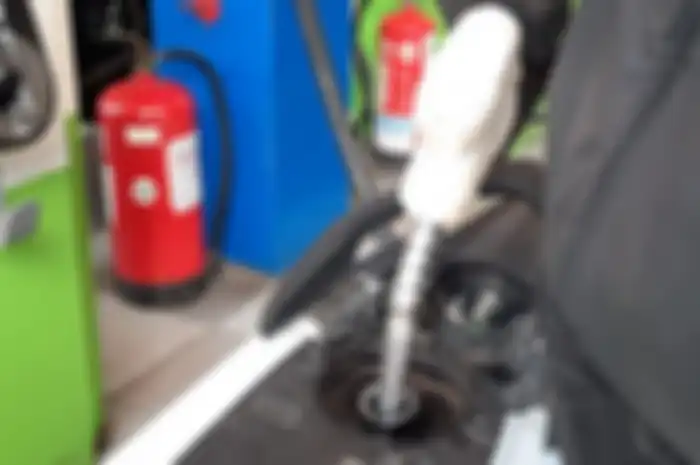 Ilustrasi mengisi bensin sepeda motor berteknologi injeksi.