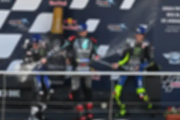 Valentino Rossi (kanan) sebelum naik podium bareng Fabio Quartararo (tengah) dan Maverick Vinales (kiri). Lakukan selebrasi di tempat yang plek sama di Jerez saat meraih kemenangan di musim 1999 silam. Valentino Rossi kangen ada yang nonton langsung ke sirkuit