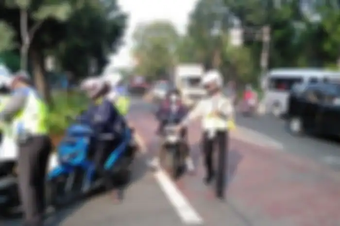 Polisi menindak pemotor saat Operasi Patuh Jaya 2020, benarkah masa berlaku SIM mati bebas tilang?