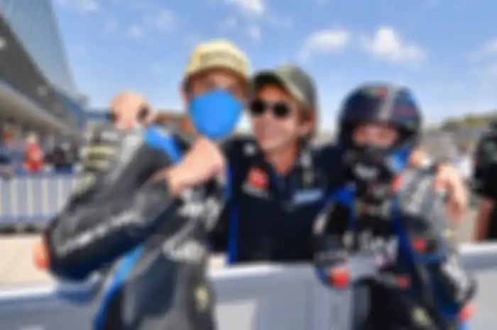Valentino Rossi (tengah) bersama murid-murid akademi balap VR46, Luca Marini (kiri) dan Marco Bezzechi (kanan). 