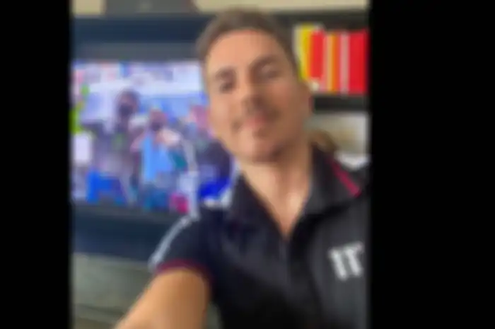 Jorge Lorenzo ikutan selebrasi Yamaha di MotoGP Andalusia 2020. Dengan latar belakang trio pembalap Yamaha yang gasak podium, Jorge Lorenzo berfoto selfie