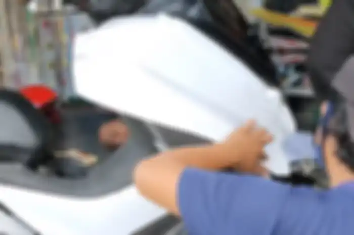 Gambar ilustrasi stiker bodi motor. Ubah Warna Motor dengan Stiker Full Body, Apakah Harus Ganti Data di STNK dan BPKB?