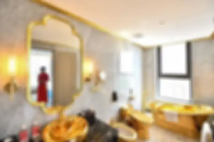 Tampilan kamar mandi yang didesain dengan lapisan emas 24 karat. 