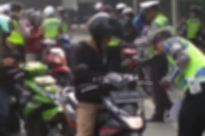 Polisi sedang memeriksa kelengkapan dalam razia operasi. Apakah termasuk tutup pentil hilang?