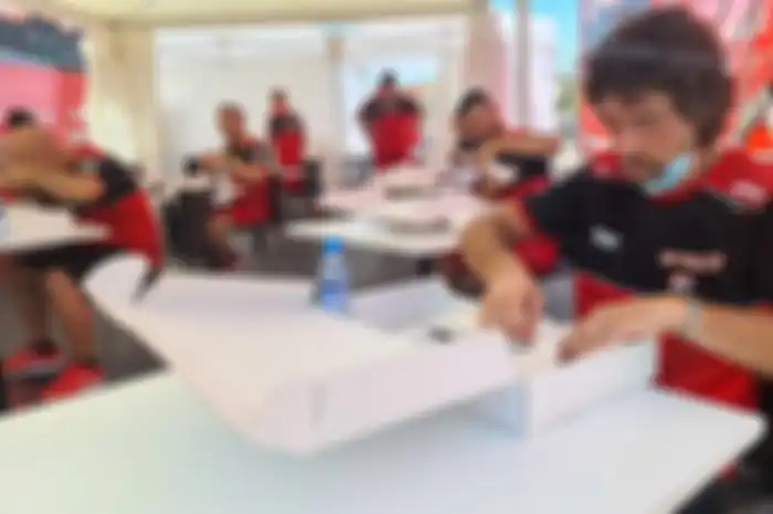 Begini penampakan santap siang kru tim WSBK pabrikan, Aruba.it Racing-Ducati, santap siang pakai kotak sesuai dengan protokol kesehatan di WSBK Spanyol 2020 akhir pekan ini