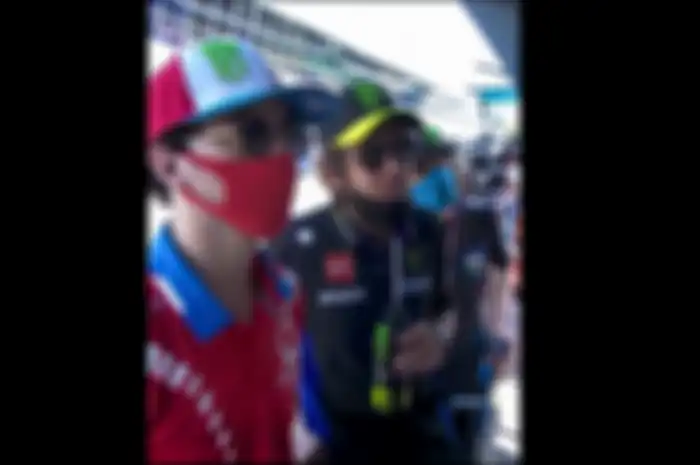 Valentino Rossi (tengah) ditemani muridnya Francesco Bagnaia (kiri) dan Marco Bezzechi (kanan) di MotoGP Andalusia. Valentino Rossi gak ngamuk berat lihat kelakuan muridnya karena meraih podium 3 di MotoGP Andalusia 2020