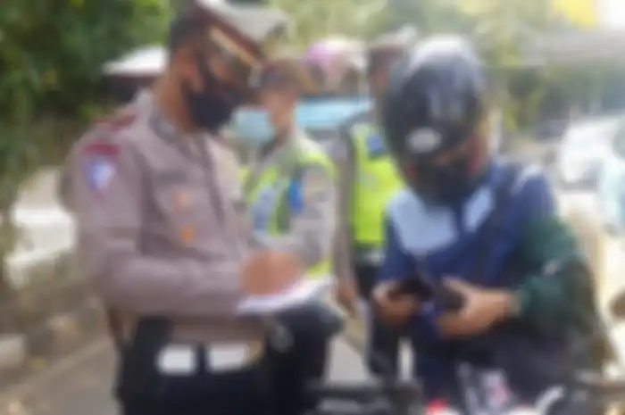Ilustrasi. Stiker hologram jadi bukti bayar pajak kendaraan, begini cara dapetinnya.