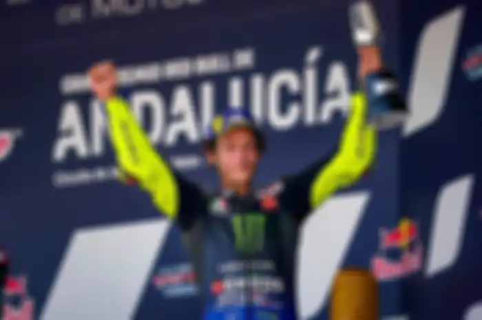 Valentino Rossi raih podium di MotoGP Andalusia 2020 hingga selebrasi naik tumpukan ban ke tribun penonton yang kosong melompong. Aksi selebrasi Valentino Rossi itu jadi bukti kerinduan penonton langsung di sirkuit