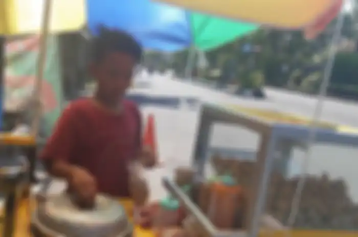Darwin Jazilin (12), pelajar SMP yang setiap hari berjualan cilok keliling untuk membantu keluarga dan beli paket data.