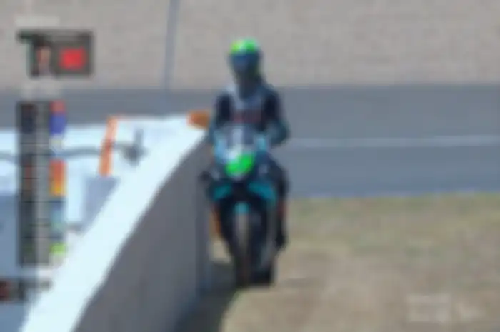 Franco Morbidelli menepi setelah Yamaha M1 mogok.