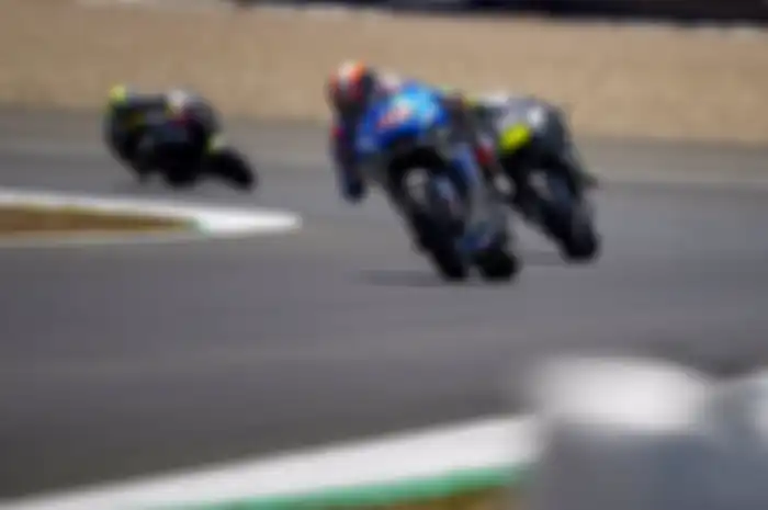 Alex Rins tampil dengan menahan kesakitan di MotoGP Andalusia 2020 karena cedera bahu kanan belum sembuh benar. Eh MotoGP Rep Ceska 2020 masih sepekan lagi, Alex Rins udah siap-siap aja