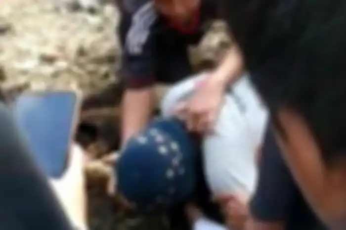 Tubuh Epin Sutisna (50) tiba-tiba ambruk dan menimpa kambing kurban yang akan disembelihnya, Jumat (31/7/2020).