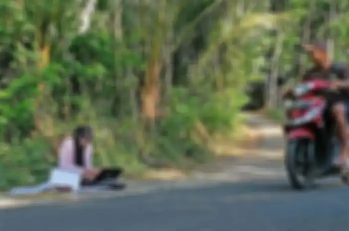 Kak Teara saat Mencari Sinyal untuk Mengikuti Pembelajaran Jarak Jauh