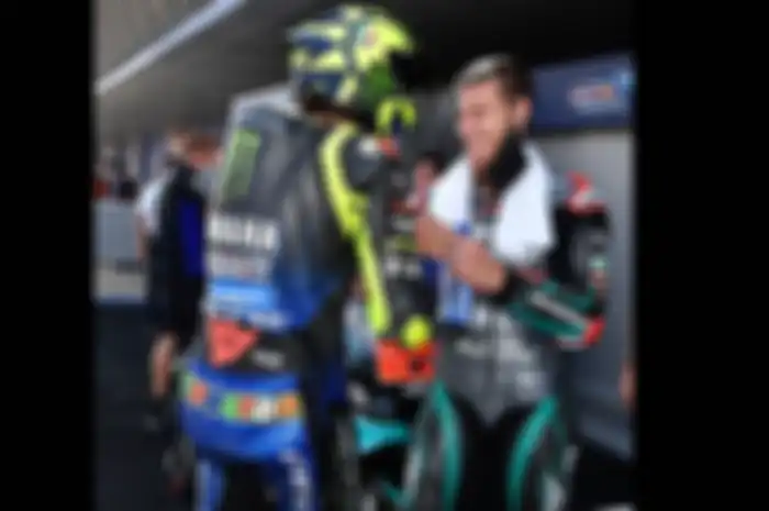 Fabio Quartararo senang banget bareng podium idolanya Valentino Rossi di MotoGP Andalusia 2020. Ternyata ungkap fakta ada kemiripan antara Fabio Quartararo dengan Valentino Rossi