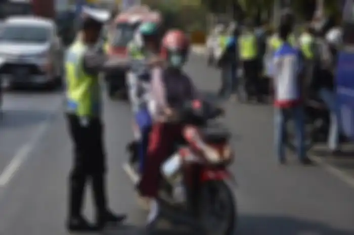Ilustrasi razia polisi. Nekat naik motor sambil main HP di razia Operasi Patuh Jaya 2020 bakal rugi bandar.