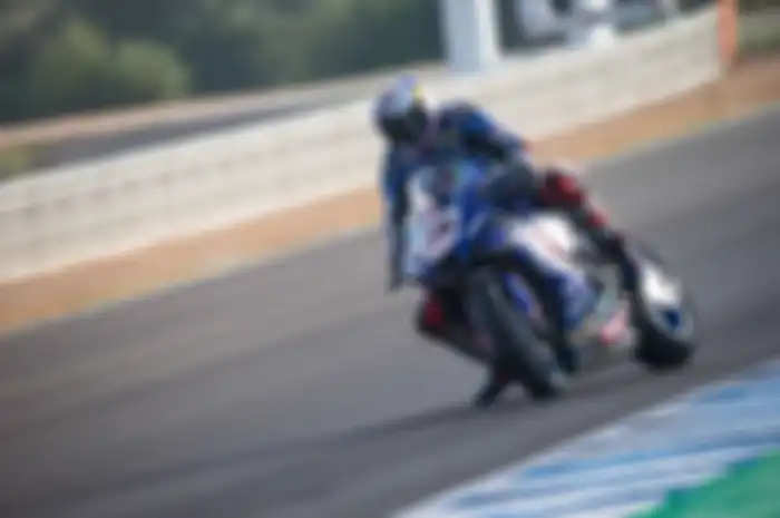 Toprak Razgatlioglu sebelum race 2 melakukan aksi penyelematan yang gagal dan tidak sampai crash parah. Bisa masuk starting grid dan finis podium 3 setelah start di urutan 10