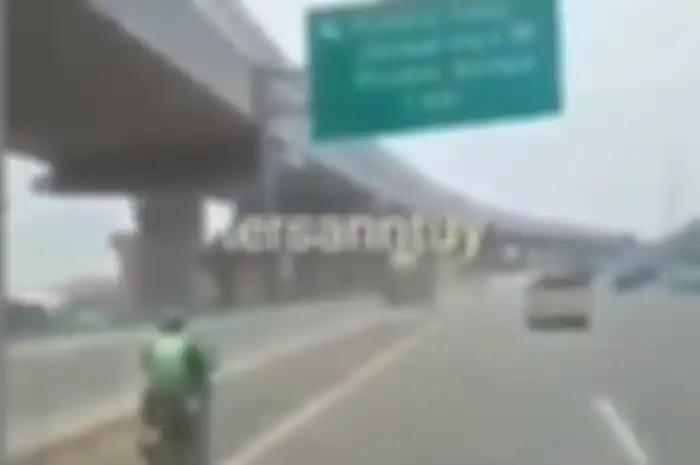 Kocak, driver ojol malah santuy naik motor di jalan tol.