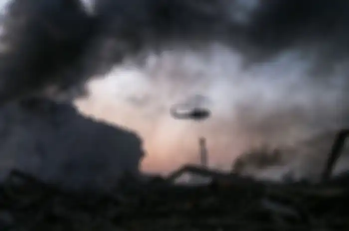 Sebuah helikopter berusaha memadamkan api dalam ledakan yang terjadi di pelabuhan Beirut, ibu kota Lebanon, pada 4 Agustus 2020.
