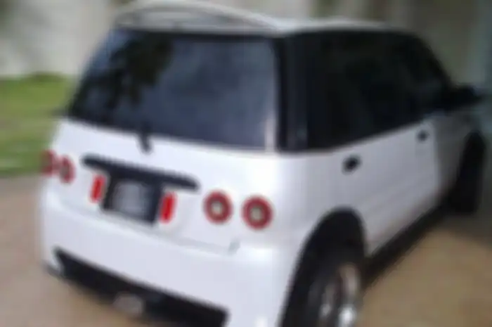 Irit banget muat ber-5 gak kehujanan dan ber-AC. Daihatsu Ceria versi modifikasi yang dibuat mirip mobil Mini Cooper