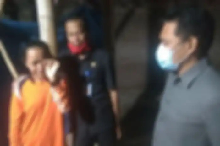 Ketua DPRD Kabupaten Magetan Sujatno mendatangi tempat tinggal Indriana bekas kandang ayam. 
