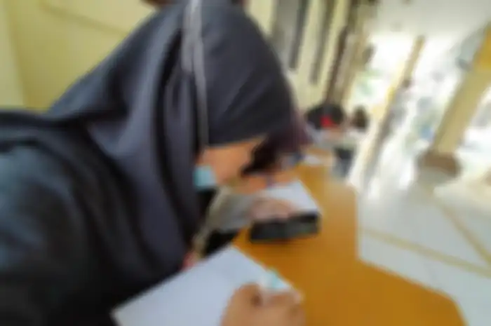 Seorang siswa belajar daring menggunakan fasilitas WIFI Mesjid Al Muhajirin