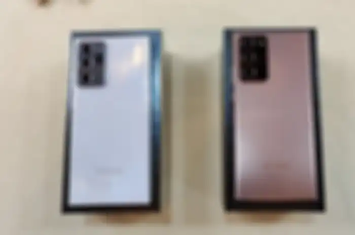 Perangkat Galaxy Note 20 Ultra dengan varian warna Mystic White dan Mystic Bronze.
