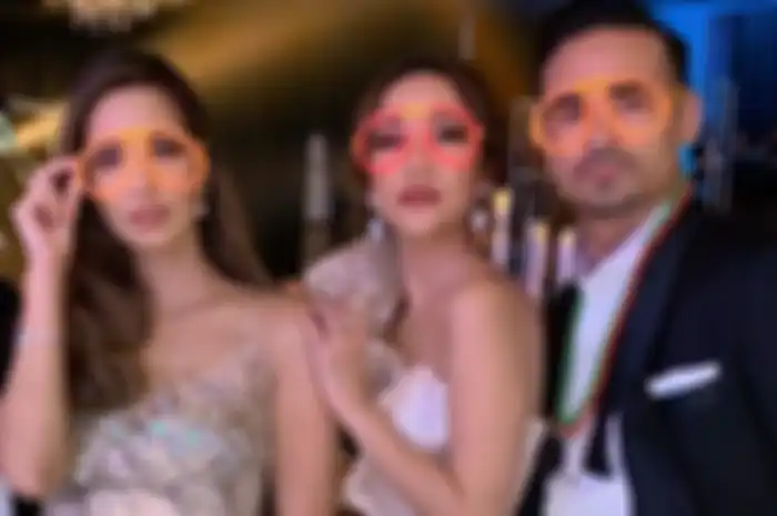 Melihat penampilan seksi duo hot mom Nia Ramadhani dan Bunga Citra Lestari alias BCL menolak tua saat di pesta ulang tahun Ashraf Sinclair