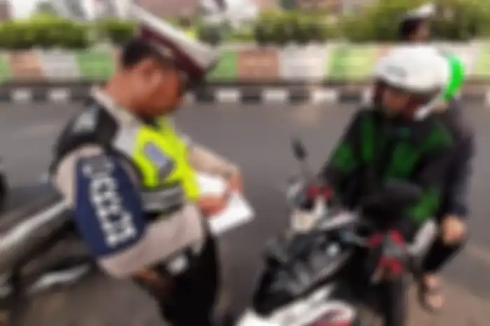 Ilustrasi tilang.  Sering Jadi Pertanyaan, Apakah Polisi Berhak Menyita STNK yang Gak Bayar Pajak Tahunan?