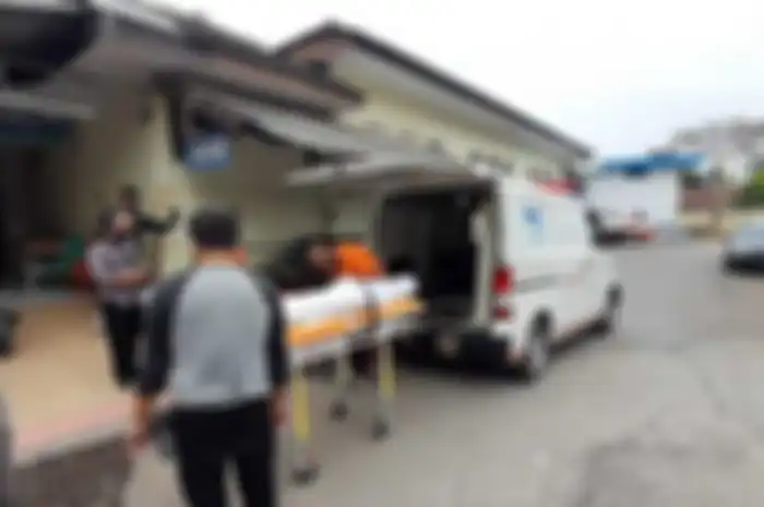 Mayat bocah bercelana SD yang ditemukan tewas dengan mulut berbusa di trotoar Terminal Type A Tasikmalaya, dibawa keluarganya untuk dimakamkan di kampung halamannya Desa Waluya, Kecamatan Cicalengka, Kabupaten Bandung, Sabtu (8/8/2020).