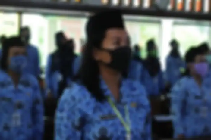 Sejumlah Aparatur Sipil Negara (ASN) menggunakan masker saat mengikuti pelantikan secara daring di Kantor Pemerintah Kabupaten Klaten, Jawa Tengah, Jumat (5/6/2020). 