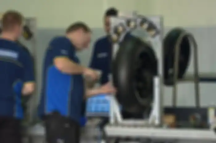 Nah loh, pembalap tim Aprilia Racing Team Gresini, Aleix Espargaro curiga ada hubungan terlarang antara KTM dan Michelin.