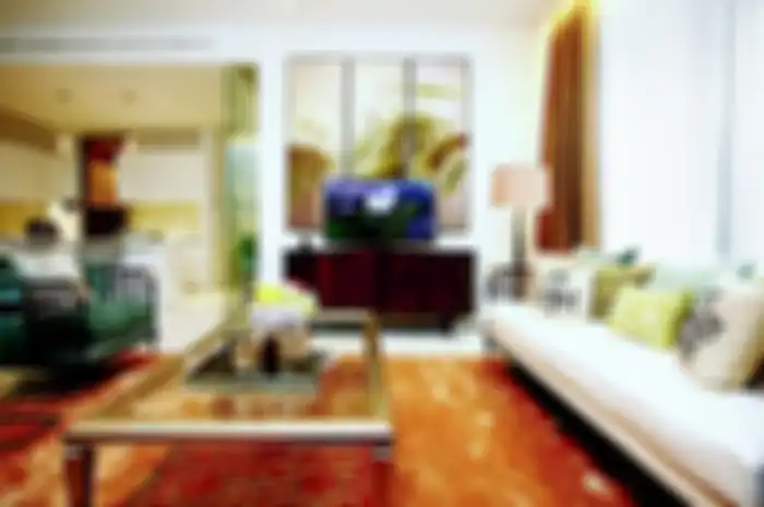 Tak hanya pajangan tapi menngunakan furnitur yang bersolek untuk cegah monoton pada ruang.