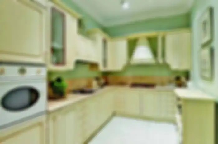 Warna putih tulang pada kabinet dapur beri sentuhan modern pada bentuk-bentuk klasiknya.