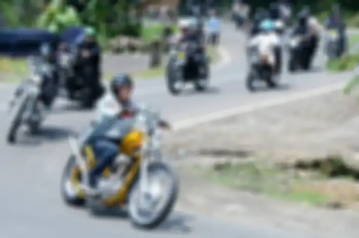 Presiden Jokowi bersama motor modifikasi karya anak bangsa