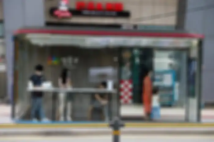 Halte di Korea Selatan punya inovasi baru untuk tanggap covid-19 dengan menggunakan kecanggihan pintu halte yang sensitif bagi suhu badan tinggi